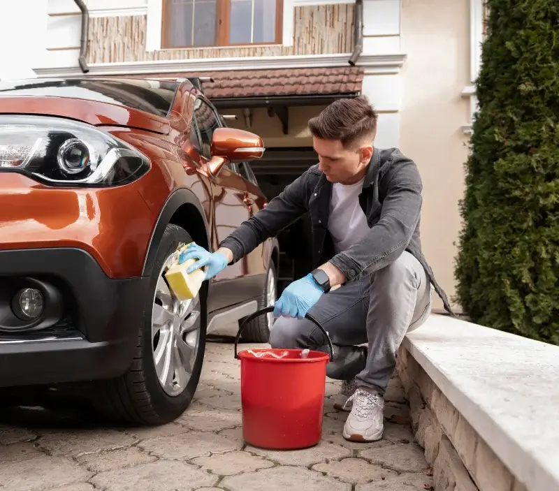 Lavage auto à domicile Saint-Rémy-de-la-Vanne : professionnel intervenant sur un véhicule